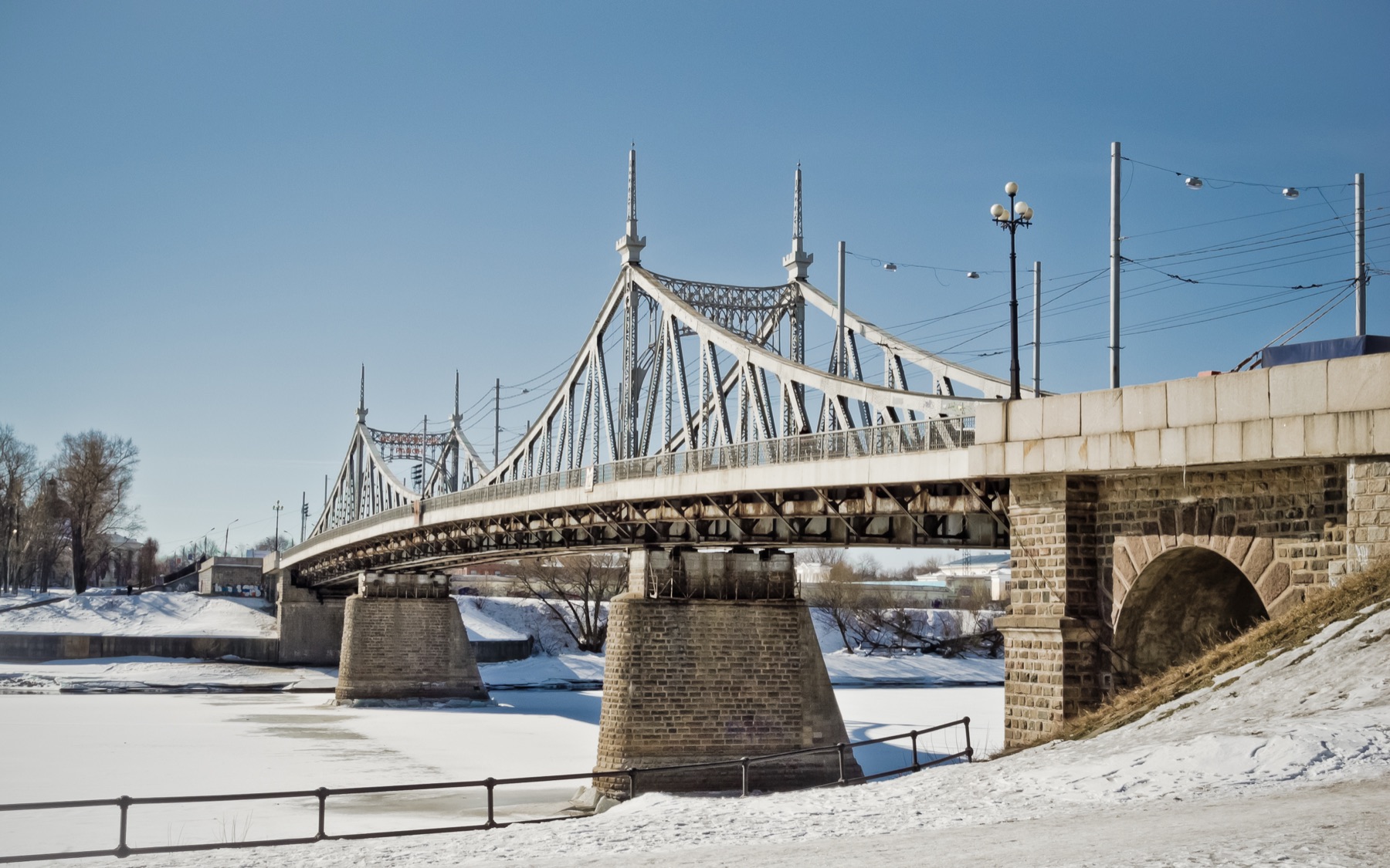 Старый Волжский мост в Твери, вид на реку