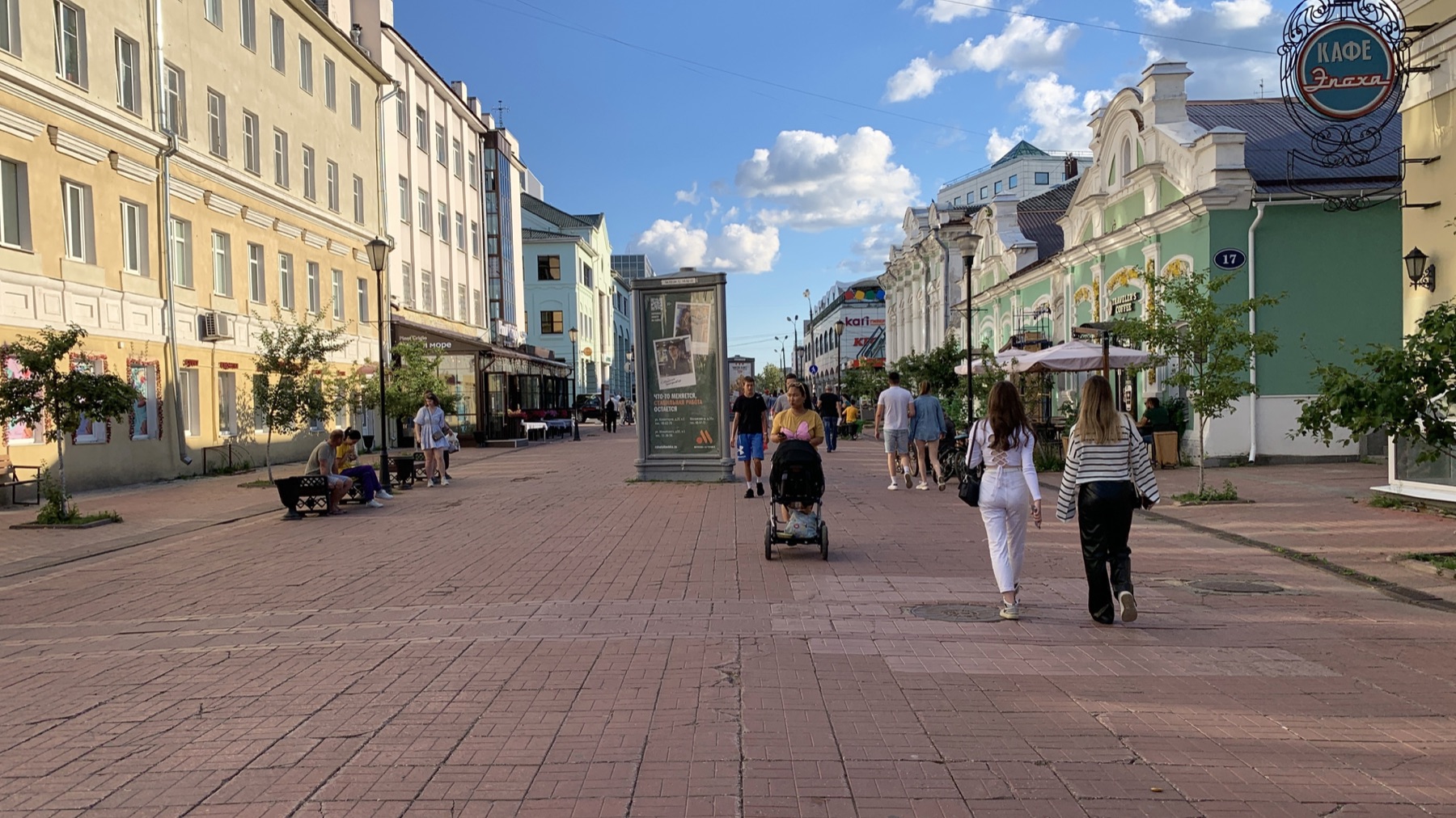 Пешеходная улица в центре Твери с кафе